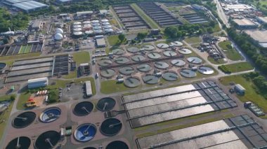 Büyük endüstriyel atık su arıtma tesisi, atık su tankları ve temizleyiciler, Severn Trent tesisi, Minworth Birmingham Birleşik Krallık