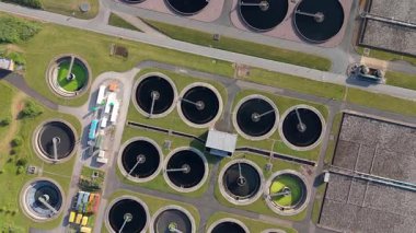 Büyük endüstriyel atık su arıtma tesisi, atık su tankları ve temizleyiciler, Severn Trent tesisi, Minworth Birmingham Birleşik Krallık