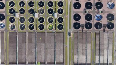 Büyük endüstriyel atık su arıtma tesisi, atık su tankları ve temizleyiciler, Severn Trent tesisi, Minworth Birmingham Birleşik Krallık