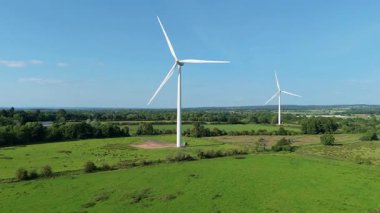Eski Dalby Birleşik Krallığı yakınlarındaki kırsal alanlarda altın güneş ışığı altında yenilenebilir enerji üreten rüzgar türbinlerinin hava insansız hava aracı görüntülerini kaybet.