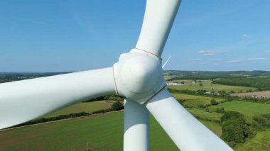 Eski Dalby Birleşik Krallığı yakınlarındaki kırsal alanlarda altın güneş ışığı altında yenilenebilir enerji üreten rüzgar türbinlerinin hava insansız hava aracı görüntülerini kaybet.