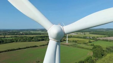 Eski Dalby Birleşik Krallığı yakınlarındaki kırsal alanlarda altın güneş ışığı altında yenilenebilir enerji üreten rüzgar türbinlerinin hava insansız hava aracı görüntülerini kaybet.