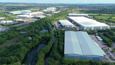 İngiltere 'deki sanayi depolarının, fabrikaların, dağıtım merkezlerinin insansız hava aracı görüntüsü. Ağır mallar lojistik ve ulaşım, ticaret bölgesi, Birleşik Krallık