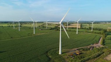 Dönen rüzgar türbinleri ve yel değirmenlerinin hava aracı görüntüsü gün batımında Eski Dalby UK yakınlarındaki kırsal alanlarda temiz enerji üretiyor.