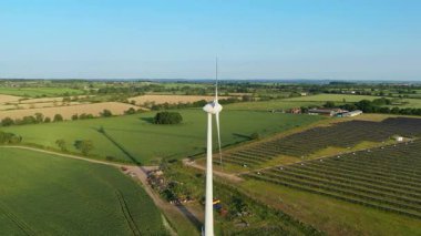 Batı Burton, İngiltere yakınlarındaki güneş ışığından yenilenebilir enerji üreten devasa güneş paneli dizisinin hava aracı görüntüleri.