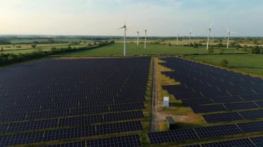 Batı Burton, İngiltere yakınlarındaki güneş ışığından yenilenebilir enerji üreten devasa güneş paneli dizisinin hava aracı görüntüleri.