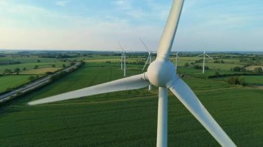 Rüzgar türbinlerinin, kırsal alanlarda yenilenebilir enerji üreten yel değirmenlerinin, Old Dalby, İngiltere yakınlarındaki altın saat güneş ışığının hava görüntüsünü kapatın.