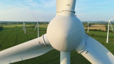 Rüzgar türbinlerinin, kırsal alanlarda yenilenebilir enerji üreten yel değirmenlerinin, Old Dalby, İngiltere yakınlarındaki altın saat güneş ışığının hava görüntüsünü kapatın.