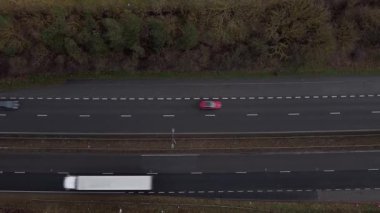 Trafik ve arabalarla dolu işlek otoyolun havadan görüntüsü, İngiltere 'de ulaşım ve seyahat için otoyollar.