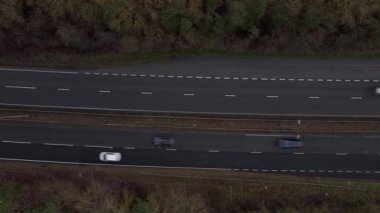 Trafik ve arabalarla dolu işlek otoyolun havadan görüntüsü, İngiltere 'de ulaşım ve seyahat için otoyollar.