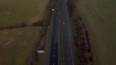 Trafik ve arabalarla dolu işlek otoyolun havadan görüntüsü, İngiltere 'de ulaşım ve seyahat için otoyollar.