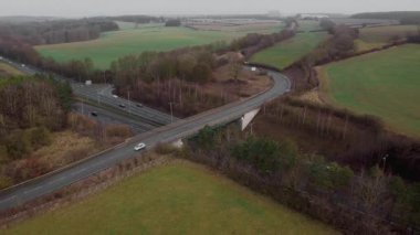 Trafik ve arabalarla dolu işlek otoyolun havadan görüntüsü, İngiltere 'de ulaşım ve seyahat için otoyollar.