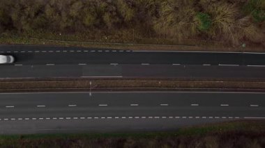 Trafik ve arabalarla dolu işlek otoyolun havadan görüntüsü, İngiltere 'de ulaşım ve seyahat için otoyollar.