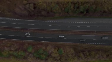 Trafik ve arabalarla dolu işlek otoyolun havadan görüntüsü, İngiltere 'de ulaşım ve seyahat için otoyollar.