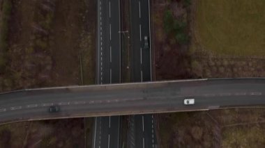 Trafik ve arabalarla dolu işlek otoyolun havadan görüntüsü, İngiltere 'de ulaşım ve seyahat için otoyollar.