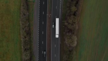 Trafik ve arabalarla dolu işlek otoyolun havadan görüntüsü, İngiltere 'de ulaşım ve seyahat için otoyollar.