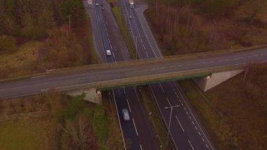 Trafik ve arabalarla dolu işlek otoyolun havadan görüntüsü, İngiltere 'de ulaşım ve seyahat için otoyollar.