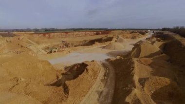 Birleşik Krallık 'taki devasa bir sanayi kireçtaşı ocağı ve toplu çıkartma alanının geniş hava manzarası