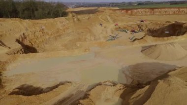 Birleşik Krallık 'taki devasa bir sanayi kireçtaşı ocağı ve toplu çıkartma alanının geniş hava manzarası