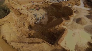 Birleşik Krallık 'taki devasa bir sanayi kireçtaşı ocağı ve toplu çıkartma alanının geniş hava manzarası