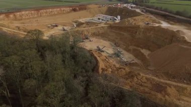 Birleşik Krallık 'taki devasa bir sanayi kireçtaşı ocağı ve toplu çıkartma alanının geniş hava manzarası