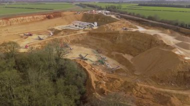 Birleşik Krallık 'taki devasa bir sanayi kireçtaşı ocağı ve toplu çıkartma alanının geniş hava manzarası