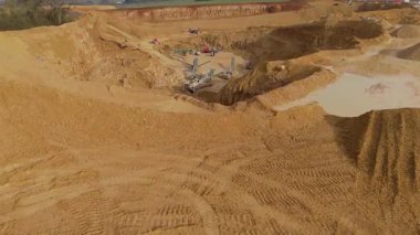 Birleşik Krallık 'taki devasa bir sanayi kireçtaşı ocağı ve toplu çıkartma alanının geniş hava manzarası