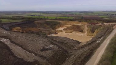 Birleşik Krallık 'taki devasa bir sanayi kireçtaşı ocağı ve toplu çıkartma alanının geniş hava manzarası
