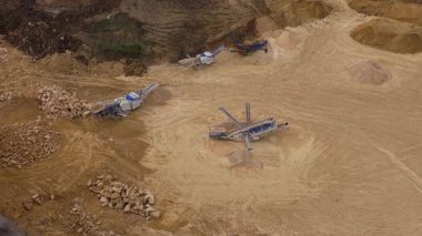 Birleşik Krallık 'taki devasa bir sanayi kireçtaşı ocağı ve toplu çıkartma alanının geniş hava manzarası