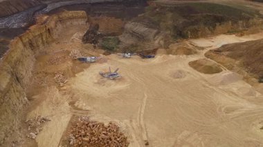 Birleşik Krallık 'taki devasa bir sanayi kireçtaşı ocağı ve toplu çıkartma alanının geniş hava manzarası