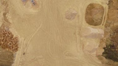 Birleşik Krallık 'taki devasa bir sanayi kireçtaşı ocağı ve toplu çıkartma alanının geniş hava manzarası