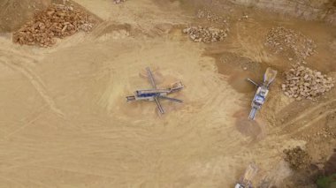 Birleşik Krallık 'taki devasa bir sanayi kireçtaşı ocağı ve toplu çıkartma alanının geniş hava manzarası