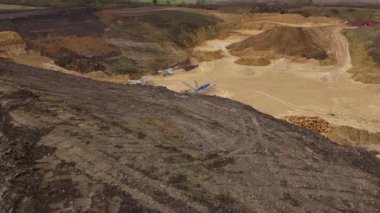 Birleşik Krallık 'taki devasa bir sanayi kireçtaşı ocağı ve toplu çıkartma alanının geniş hava manzarası