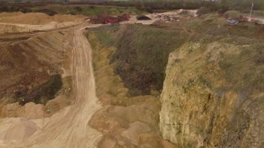 Birleşik Krallık 'taki devasa bir sanayi kireçtaşı ocağı ve toplu çıkartma alanının geniş hava manzarası