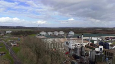 Birleşik Krallık 'ta büyük ölçekli bir kanalizasyon arıtma tesisi ve su arıtma tesisinin hava perspektifi