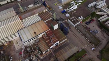 Birleşik Krallık 'ta büyük ölçekli bir kanalizasyon arıtma tesisi ve su arıtma tesisinin hava perspektifi