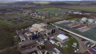 Birleşik Krallık 'ta büyük ölçekli bir kanalizasyon arıtma tesisi ve su arıtma tesisinin hava perspektifi