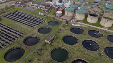 Birleşik Krallık 'ta büyük ölçekli bir kanalizasyon arıtma tesisi ve su arıtma tesisinin hava perspektifi