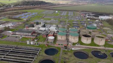 Birleşik Krallık 'ta büyük ölçekli bir kanalizasyon arıtma tesisi ve su arıtma tesisinin hava perspektifi