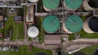 Birleşik Krallık 'ta büyük ölçekli bir kanalizasyon arıtma tesisi ve su arıtma tesisinin hava perspektifi