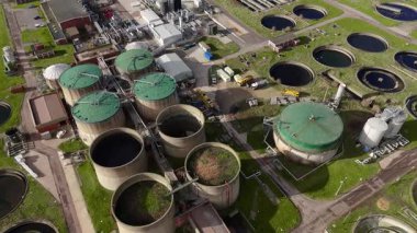 Birleşik Krallık 'ta büyük ölçekli bir kanalizasyon arıtma tesisi ve su arıtma tesisinin hava perspektifi
