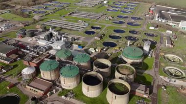 Birleşik Krallık 'ta büyük ölçekli bir kanalizasyon arıtma tesisi ve su arıtma tesisinin hava perspektifi