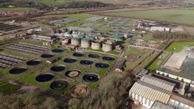 Birleşik Krallık 'ta büyük ölçekli bir kanalizasyon arıtma tesisi ve su arıtma tesisinin hava perspektifi