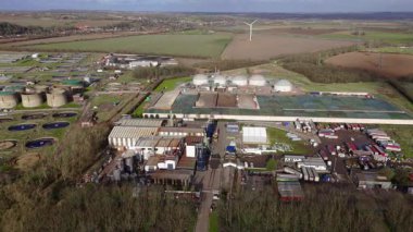 Birleşik Krallık 'ta büyük ölçekli bir kanalizasyon arıtma tesisi ve su arıtma tesisinin hava perspektifi