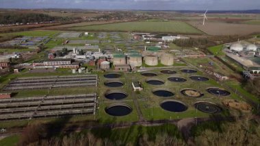 Birleşik Krallık 'ta büyük ölçekli bir kanalizasyon arıtma tesisi ve su arıtma tesisinin hava perspektifi