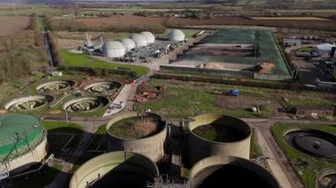 Birleşik Krallık 'ta büyük ölçekli bir kanalizasyon arıtma tesisi ve su arıtma tesisinin hava perspektifi