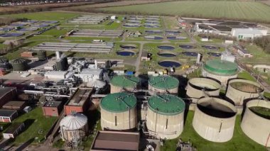 Birleşik Krallık 'ta büyük ölçekli bir kanalizasyon arıtma tesisi ve su arıtma tesisinin hava perspektifi