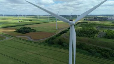Kırsal alanlardaki büyük rüzgar türbini santralinin havadan görünüşü, tarım manzarası. Yaz mevsiminde yenilenebilir elektrik kaynakları, Kuzey Lincoln, Birleşik Krallık