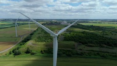 Kırsal alanlardaki büyük rüzgar türbini santralinin havadan görünüşü, tarım manzarası. Yaz mevsiminde yenilenebilir elektrik kaynakları, Kuzey Lincoln, Birleşik Krallık