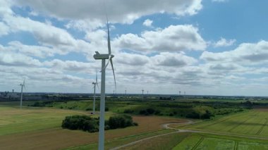 Kırsal alanlardaki büyük rüzgar türbini santralinin havadan görünüşü, tarım manzarası. Yaz mevsiminde yenilenebilir elektrik kaynakları, Kuzey Lincoln, Birleşik Krallık